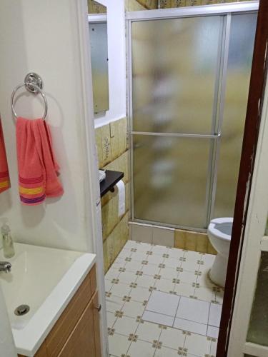 uma casa de banho com um chuveiro e um WC. em Casa en Tijuana Centro em Tijuana