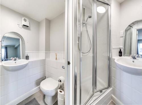 A bathroom at Welwyn Garden City Apartment by Mantis