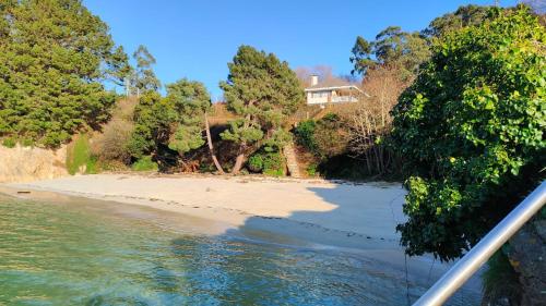 奥维塞多ALQUILER VACACIONAL PLAYA O VICEDO的海滩上的房子