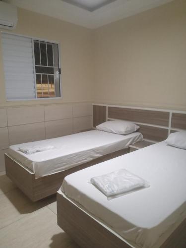Uma cama ou camas num quarto em Hotel atlântica
