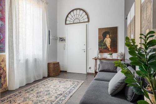 sala de estar con sofá y puerta en Art Apartment Galliera en Bolonia