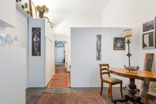 Pokój ze stołem i krzesłami oraz korytarzem w obiekcie Art Apartment Galliera w Bolonii