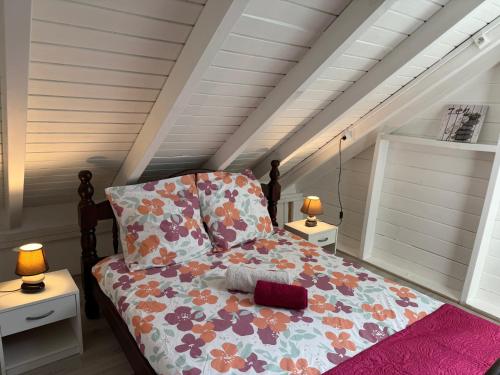 um quarto com uma cama e duas mesas com candeeiros em Maison bord de mer à 100 m em Saint-François