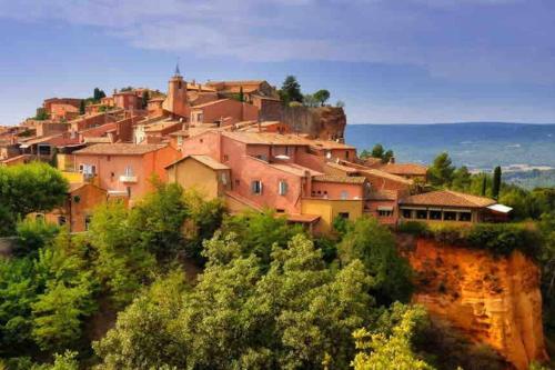 un villaggio in cima a una collina con alberi di Soleil d’ocre - Bastide à Roussillon a Roussillon