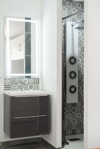 une salle de bain avec un lavabo et un miroir dans l'établissement Villa spacieuse au calme, à Sainte-Anastasie-sur-Issole