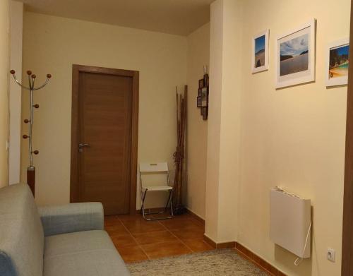 奥维塞多ALQUILER VACACIONAL PLAYA O VICEDO的带沙发和门的客厅