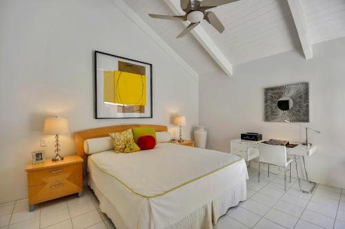 En eller flere senger på et rom på THE CROWN JEWEL: Luxurious Condo, 2 En-Suites, Stunning Views, Lg Patio! Managed by Greenday.