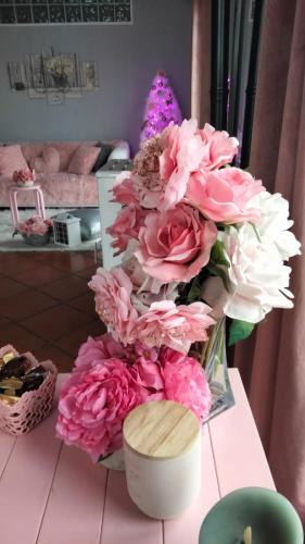 a vase filled with pink and white flowers on a table at Oasirelax -camera con vista a un passo da torino in Pavarolo