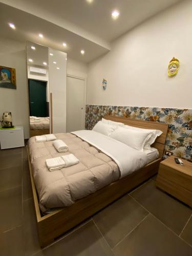 Un pat sau paturi într-o cameră la PIPPO'S SUITE