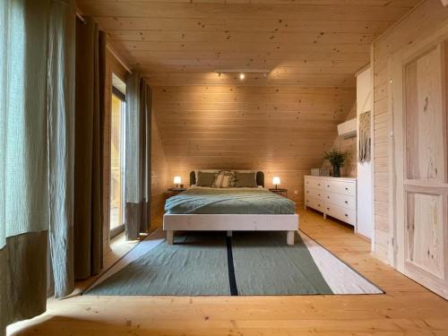 una camera da letto con letto in una camera in legno di Panorama Sucha Góra a Skawica