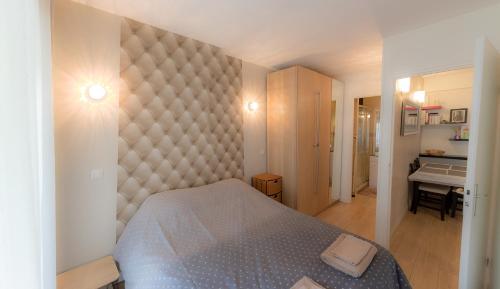 - une chambre avec un lit, un lavabo et un bureau dans l'établissement Parisian Romance Retreat, à Paris