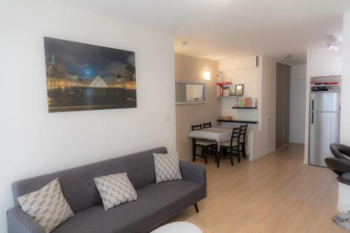 un salon avec un canapé et une table dans l'établissement Parisian Romance Retreat, à Paris