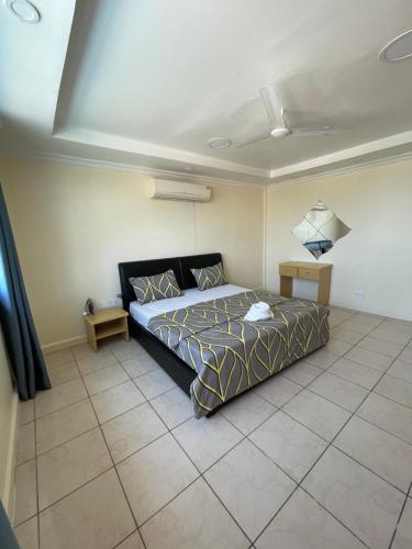 een slaapkamer met een bed in een kamer bij Kolo's Mayfair private apartments in Dar es Salaam