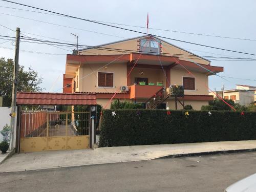 una casa con una puerta delante de ella en Verde - Mare en Durrës