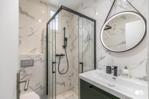 a bathroom with a shower and a sink and a mirror at MBA - Splendide Appart - Patay 3 - Proche Bercy in Paris