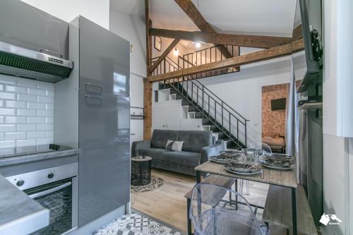 une cuisine et un salon avec un canapé dans l'établissement MBA - Splendide Appart - Patay 3 - Proche Bercy, à Paris