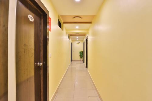 un pasillo de un edificio de oficinas con un pasillo largo en Hotel Green Land, en Ahmedabad