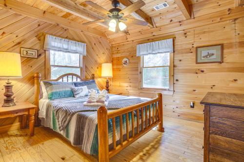 - une chambre avec un lit dans une cabane en rondins dans l'établissement Quaint Dahlonega Cabin with Cavenders Creek Access!, à Dahlonega