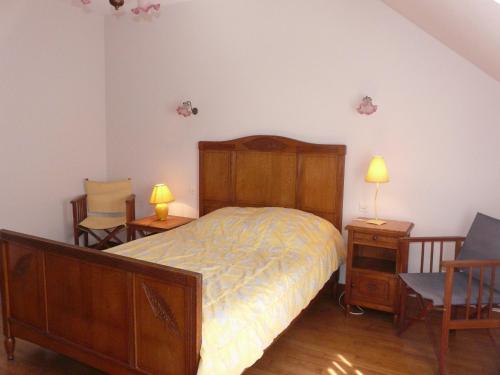 a bedroom with a bed and two chairs and two lamps at LE PHARE - Maison Riantec, Plage 130m - PL6003 in Riantec