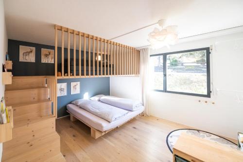 a bedroom with a bed and a window at Abitaziun Patgific in Trin