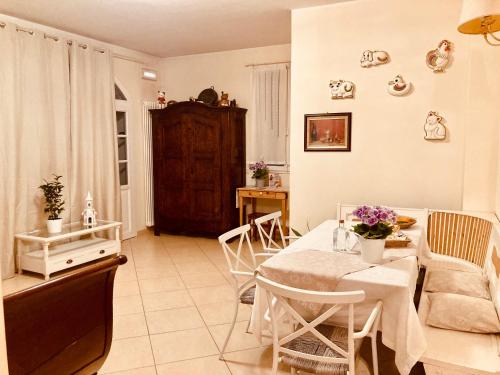 uma cozinha e sala de estar com mesa e cadeiras em Lotus Country House em Crespellano