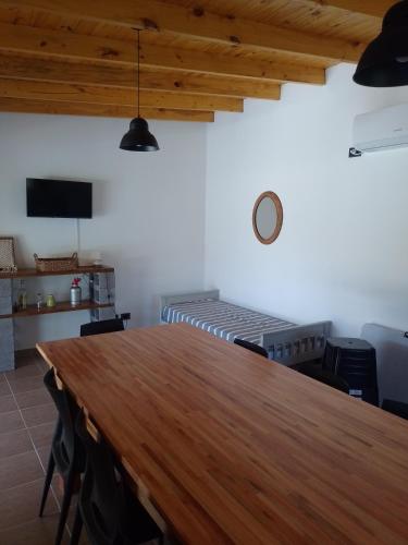 a conference room with a wooden table and chairs at El Destino in San Miguel del Monte