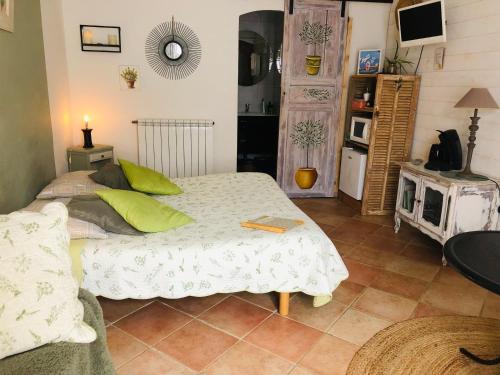 a room with a bed and a living room at l'Oustaou B&B Piscine & Spa in Besse-sur-Issole