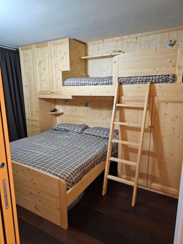 - deux lits superposés dans une chambre dans l'établissement casa vacanze Bondone, à Trente