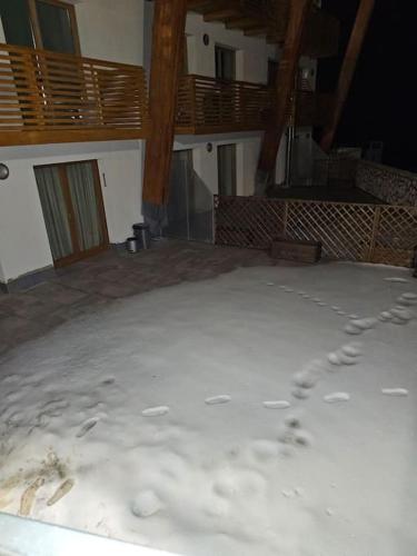 une pièce vide avec de la neige sur le sol dans l'établissement casa vacanze Bondone, à Trente