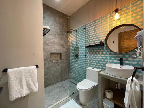 Bilik mandi di Rooms Zicatela