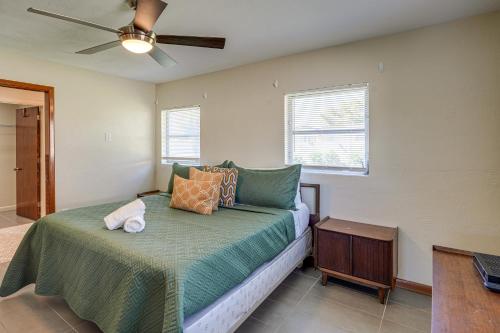 - une chambre avec un lit et un ventilateur de plafond dans l'établissement Mid-Century Modern Lakeland Retreat with Smart TV!, à Lakeland