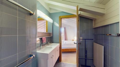 シルス・マリアにあるPolaschin A8のバスルーム(洗面台、鏡付)