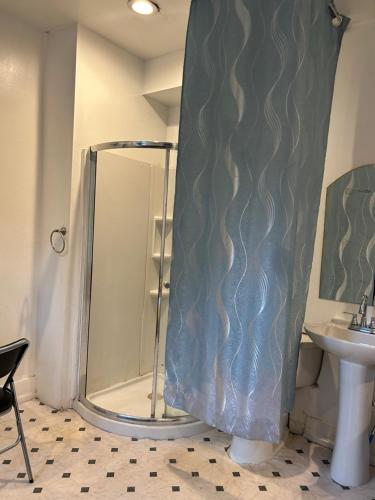 cortina de ducha en el baño con lavamanos en Private room en Filadelfia