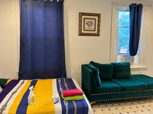 um quarto com uma cama, um sofá e uma janela em Private room em Filadélfia