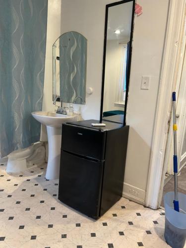 W łazience znajduje się umywalka i lustro. w obiekcie Private room w Filadelfii