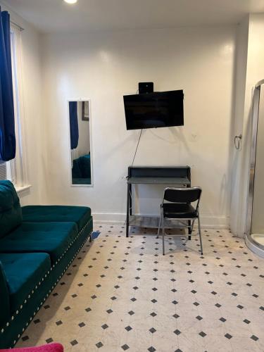 uma sala de estar com um sofá e um piano em Private room em Filadélfia