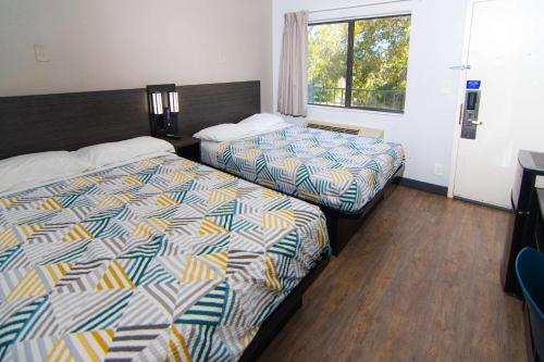 Duas camas num quarto com uma janela em Motel 6-Lantana, FL em Lantana