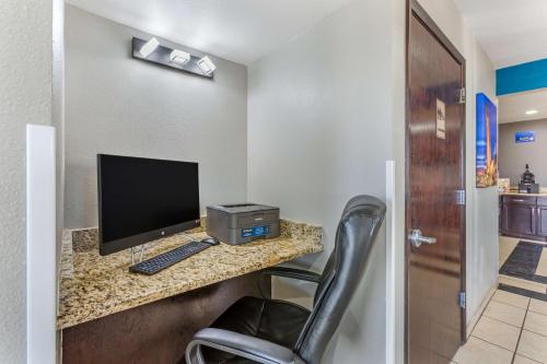TV a/nebo společenská místnost v ubytování Best Western Sunland Park Inn