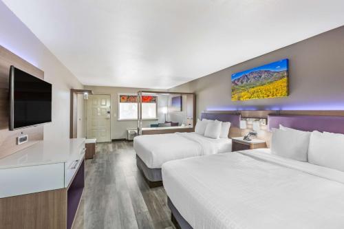 TV a/nebo společenská místnost v ubytování Best Western Sunland Park Inn