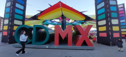 a woman walking in front of a sign with a kite at CASA VIOLETAS a 20 minutos de aeropuerto AIFA in Mexico City