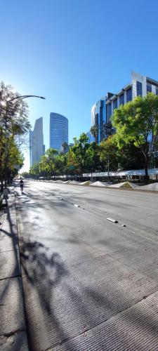 an empty street in a city with tall buildings at CASA VIOLETAS a 20 minutos de aeropuerto AIFA in Mexico City