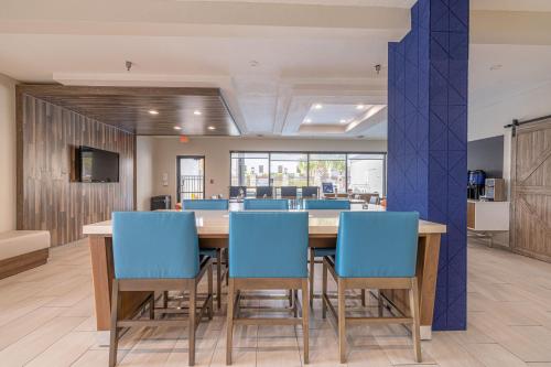 TV o dispositivi per l'intrattenimento presso Holiday Inn Express & Suites College Station by IHG
