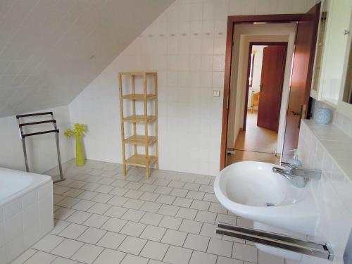y baño con lavabo y aseo. en Haus Zeitlos, en Zingst