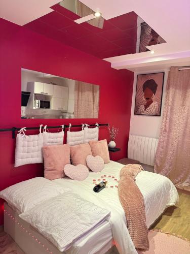 ein Schlafzimmer mit roten Wänden und einem großen Bett in der Unterkunft Honey Room22 in Saint-Brieuc