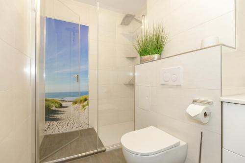 uma casa de banho com WC e vista para a praia em Meeresblick Meeresblick 324 em Kühlungsborn