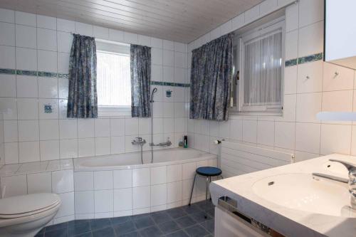 阿德爾博登的住宿－Chalet Grimm，带浴缸、卫生间和盥洗盆的浴室