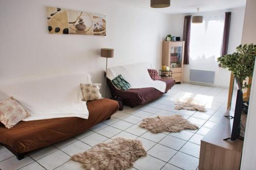 sala de estar con sofá y silla en Beautiful 120m house, en Saint-Laurent-de-la-Salanque