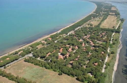 une vue aérienne sur une île dans l'eau dans l'établissement Casa Giannella, a due passi dal mare, à Giannella