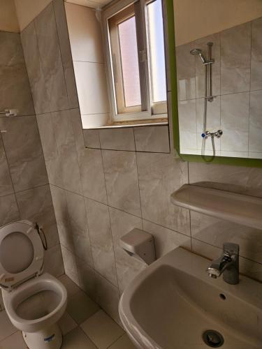 łazienka z toaletą i umywalką w obiekcie Hébergement VIP w mieście Wagadugu