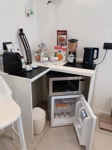 eine Küche mit einer Theke und einem offenen Kühlschrank in der Unterkunft HOME CARPEDIEM in Verona